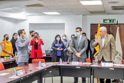 El ministro Cabrera (der.) posesionando a Castro (iz.)