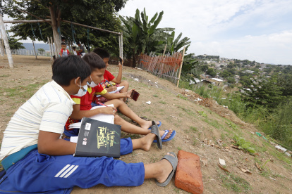En Monte Sinaí, en el noroeste de la ciudad, muchos niños buscan lugares altos para tener señal de Internet y poder desarrollar las tareas.