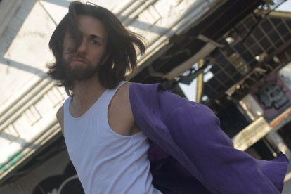 La canción que da nombre a su nuevo disco, Si volviera a nacer, es una forma de agradecer a su madre por su manera de ver el mundo, por lo que ha dejado dejado y le sigue dejando.