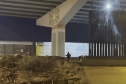 Captura del vídeo en el que un niño guayaquileño grita desesperadamente para que una pareja no lo abandone en la frontera de Estados Unidos con México.