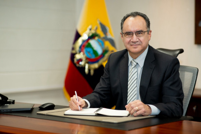 Luna ha desempeñado diversos cargos tanto en el sector público como privado. Fue asesor de la gerencia de Petroecuador.