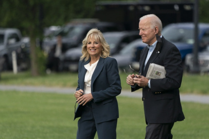 Biden (derecha) y la primera dama, Jill Biden, salen de la Casa Blanca rumbo a Europa.