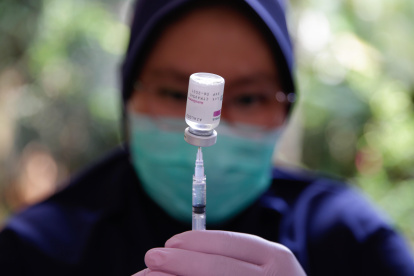 Un trabajador de la salud prepara una dosis de la vacuna COVID-19 AstraZeneca durante en un centro de vacunación del distrito en Yakarta, Indonesia.