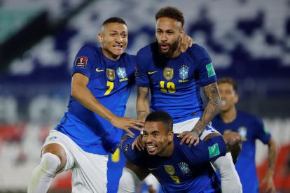 Los jugadores brasileños celebran uno de los goles ante Paraguay en las eliminatorias.