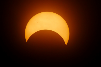 Un eclipse solar se produce cuando la Luna se sitúa entre el Sol y la Tierra, lo que bloquea la luz solar y proyecta la sombra lunar sobre la superficie terrestre.
