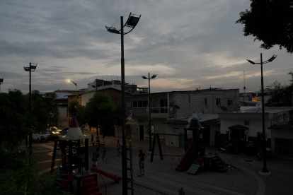 Barrio Garay. Esta foto se tomó el pasado martes 8 de junio, en la noche. Se ve que 10 luminarias no funcionan.