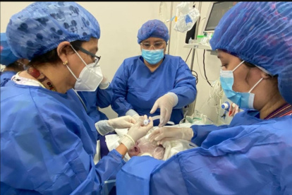 Labor. Parte de los doctores que atendieron el parto de quintillizos.