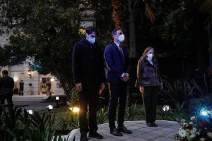 El presidente de España Pedro Sánches, junto a familiares de desaparecidos.