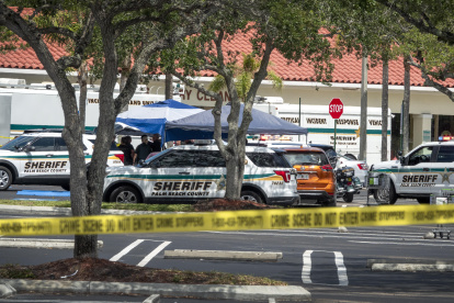 Royal Palm Beach (United States), 10/06/2021.- Palm Beach Police Officers are seen at the scene of a shooting at a Publix supermarket in Royal Palm Beach, Florida, USA, 10 June 2021. Detectives are investigating a shooting that left three people dead in Royal Palm Beach on Thursday morning, the Palm Beach County Sheriff"s Office said. (Estados Unidos) EFE/EPA/CRISTOBAL HERRERA-ULASHKEVICH Shooting in Royal Palm Beach, Florida
