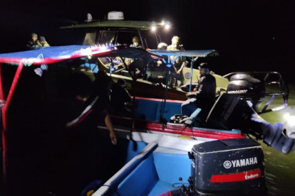 Miembros de la Armada del Ecuador patrullan en horas de la noche por canales interiores del Golfo de Guayaquil.