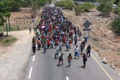 Migrantes caminando por Mexico con rumbo a Estados Unidos.