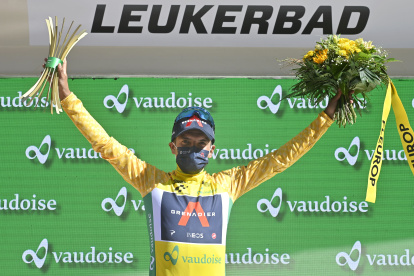 Richard Carapaz, ciclista ecuatoriano, con el maillot que lo certifica como líder del Tour de Suiza.