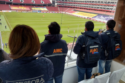 Los miembros de la Agencia Metropolitana de Control observan el partido por eliminatorias entre Ecuador y Perú en una suite previamente reservada para otras personas.