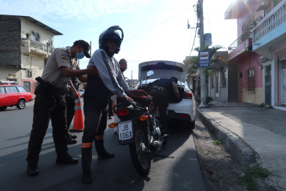 Controles. Ayer por la tarde los operativos de los uniformados se iniciaron a lo largo de la calle Pancho Segura.