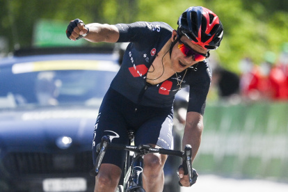 Richard Carapaz, del equipo Ineos, muestra su júbilo al llegar en primer lugar en la quinta etapa del Tour de Suiza.