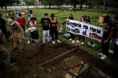 Varias personas participan en el entierro de Angelvis Gregorio Bello, manifestante que fue encontrado muerto en la vía Cali  Palmira, hoy, en Cali (Colombia).