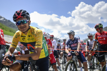 Richard Carapaz luce el maillot amarillo como líder de la Vuelta a Suiza.