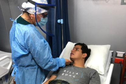 El médico rural, Jean Carlos Intriago, se recupera en una clínica privada de la ciudad de Manta, provincia de Manabí.