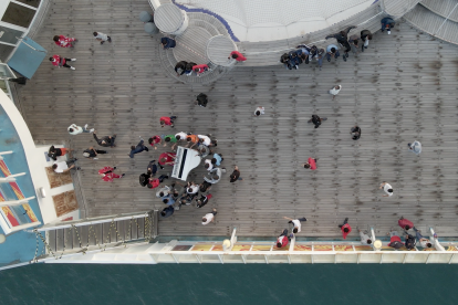 Una toma realizadas con un dron muestra a un grupo de migrantes escuchando el piano en cubierta.