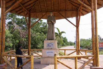 La imagen del santo en una glorieta pública es venerada por los habitantes.