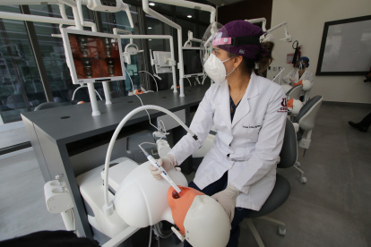 Los estudiantes de Odontología de la UEES asisten a los laboratorios para realizar sus clases prácticas.

PERIODISTA : MARTHA TORRES 

FECHA : 09/06/2021 

Agencia (ag-extra)