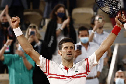 Novak Djokovic celebra luego de eliminar en París al español.
