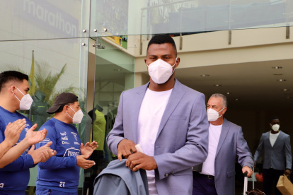 Pedro Ortiz (c), arquero de la Tricolor, y Gustavo Alfaro, entrenador de la selección ecuatoriana, antes de partir al aeropuerto.