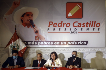 La candidata a la Vicepresidencia de Perú Dina Boluarte (2d), y  el asesor del equipo técnico de Perú Libre (PL), Aníbal Torres, hablaron sobre el tema. Stringer / EFE