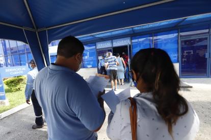 RECLAMOS DE LOS USUARIOS POR LAS ALTAS PLANILLAS DE LUZ, EN CNEL DE LA GARZOTA, 25 DE MAYO  DEL 2021 AMELIA ANDRADE
Guayaquil-Ecuador
Agencia (ag-expreso)