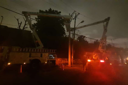 Trabajo. Personal de CNEL ejecutó arreglos en el sector.