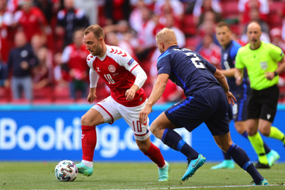 Christian Eriksen (izquierda) se desplomó mientras se jugaba el partido entre Dinamarca y Finlandia