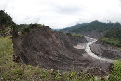 La erosión amenaza con llegar a la infraestructura de captación de agua de la hidroeléctrica Coca Codo Sinclair.