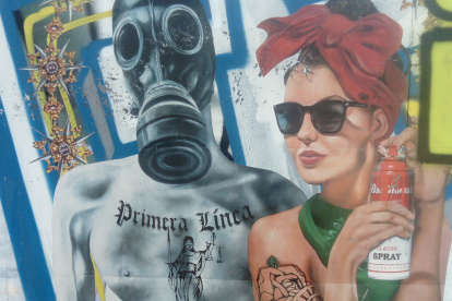 Idealización. Pertenecer a La Primera Línea es In, es chic, es sexy. Grafiti en la principal alameda de Santiago de Chile.