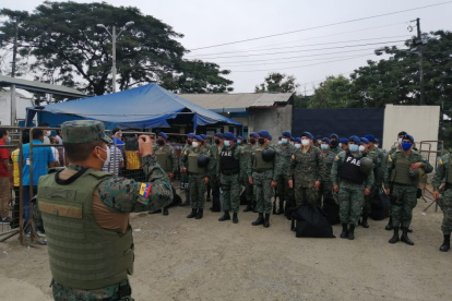 Militares custodian la entrada de la  penitenciaría del litoral, tras el incidente de la noche anterior.