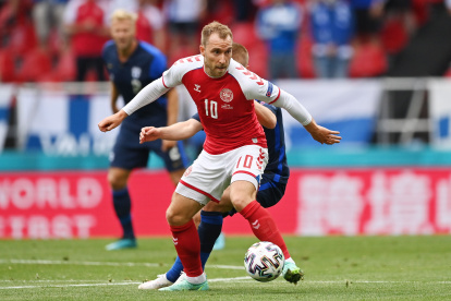Christian Eriksen, jugador de Dinamarca, antes de desvanecerse en el campo de juego.