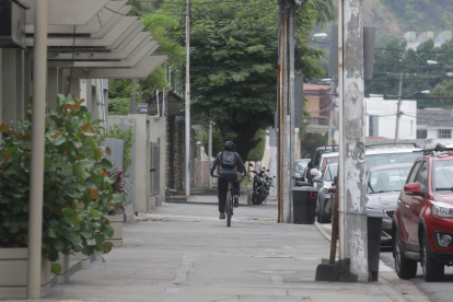 La falta de una ruta para el ciclista en los barrios de esta parroquia, los pone en riesgo de forma permanente.