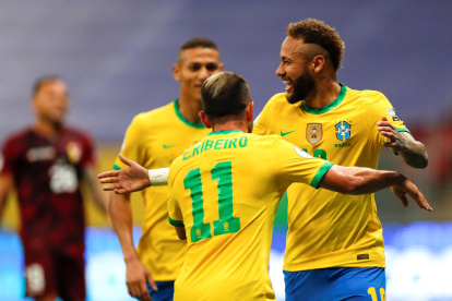 Neymar (d), ofensivo brasileño, celebra tras marcar el segundo tanto.