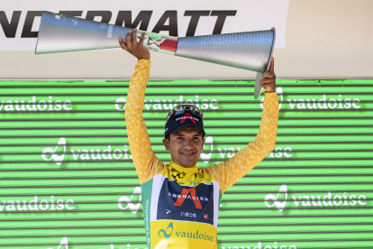 Richard  Carapaz, ciclista ecuatoriano del Ineos, levanta el trofeo del Tour de Suiza.