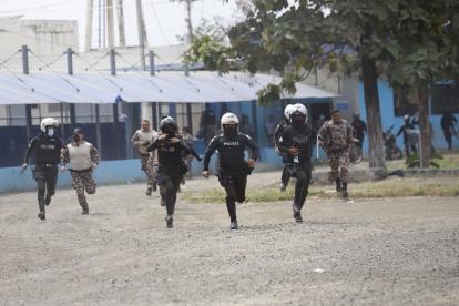 Videos de una explosión en el complejo penitenciario de Guayaquil circulan en redes sociales. Autoridades no sé han pronunciado.