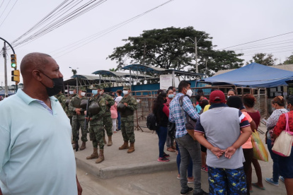 Familiares de los PPL en las afueras del centro carcelario a la espera de noticias de sus familiares.