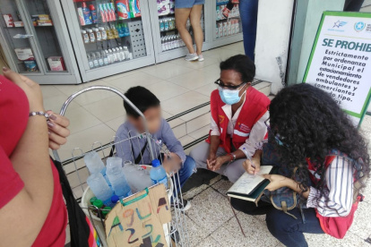 Niños con personal del Mies en actividades más acordes con sus edades