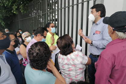 Un trabajador del hospital Teodoro Maldonado Carbo salió a decirle a los afiliados que había sistema y no se podía hacer exámenes de laboratorio.