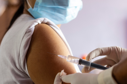 La vacunación de esta semana es para personas de 62 a 64 años, según el SNGRE.