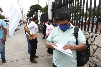 César Cádenas, coordinador del Observatorio Ciudadano de Servicios Públicos firma el documento que entregó en el CNE en la mañana de este lunes 14 de junio.