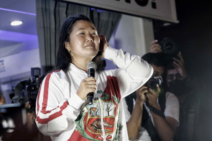 La candidata presidencial derechista Keiko Fujimori se dirige a sus simpatizantes durante una manifestación hoy, en Lima (Perú). EFE/ Antonio Melgarejo.