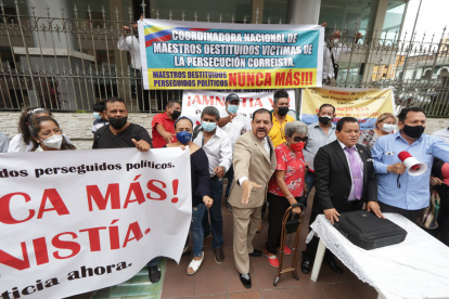 Maestros destituidos en el régimen correísta se concentraron en los bajos del Palacio de Justicia.


Agencia (ag-extra)