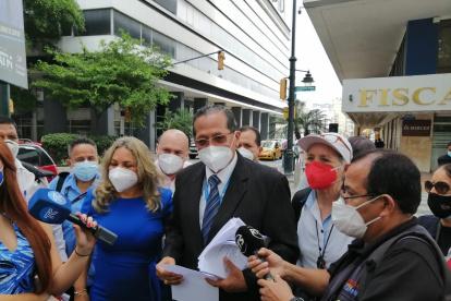 Un grupo de ciudadanos llegó hasta la Fiscalía del Guayas a presentar un pedido de investigación por los cobros injustificados en las planillas de luz.