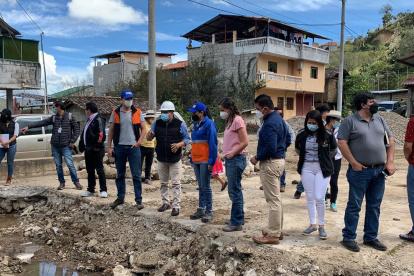 Autoridades, conjuntamente con los afectados, inspeccionaron la zona amenazada por hundimientos.