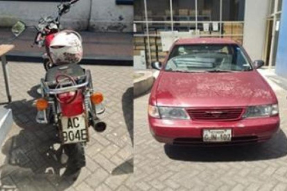 La moto y el auto en el que circulaban los asaltantes, hoy detenidos.
