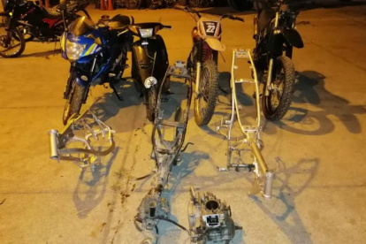 Motocicletas y partes retenidas en un reciente operativo en talleres mecánicos de Guayaquil.